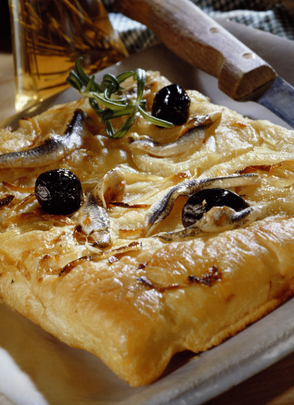 Focaccia con le sarde (Focaccia with anchovies and olives)