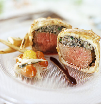 Beef fillet with mushrooms en croute with port wine sauce