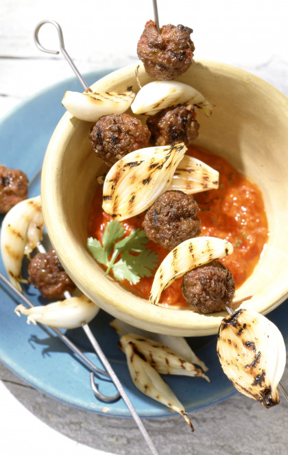 Barbecue skewers with spicy lamb meatballs on tomato sauce