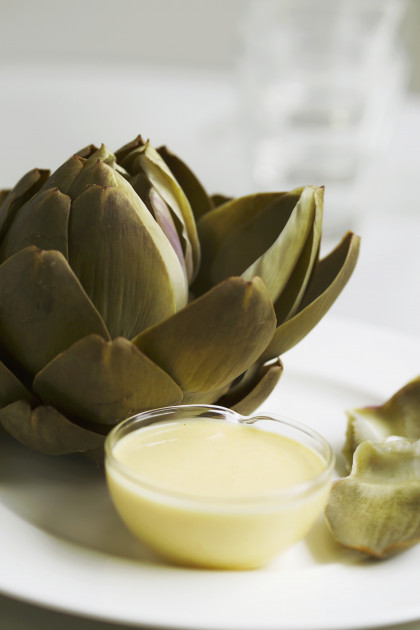 Cooked artichoke with Hollandaise sauce