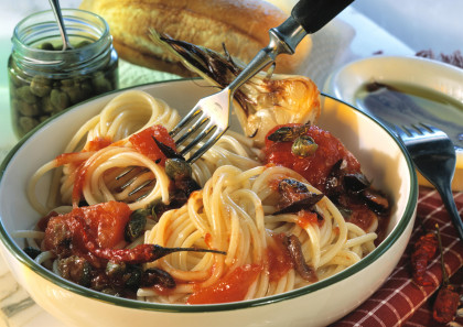Spaghetti alla puttanesca with tomatoes, anchovies and capers