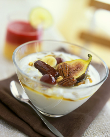 Greek yogurt with figs, nuts, dates and bananas