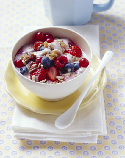 Yogurt with berries, amaranth and sunflower seeds