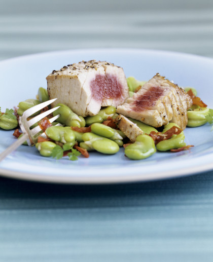 Seared tuna with broad beans and serrano ham