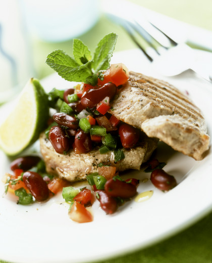 Grilled tuna steaks with kidney beans and tomato salad