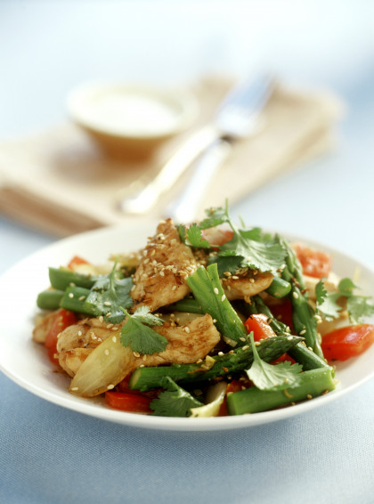 Sesame chicken with asparagus and tomatoes