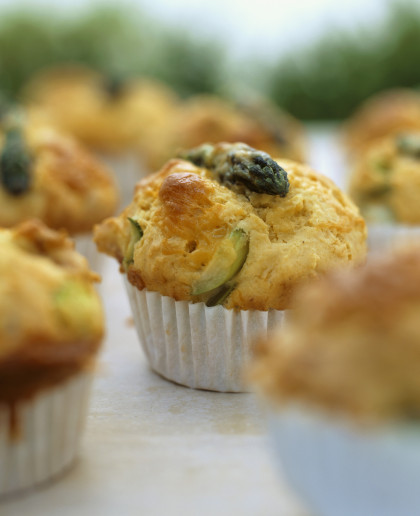 Asparagus muffins with Cheddar and bacon