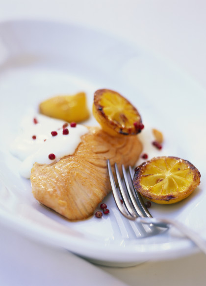 Salmon fillet with sour cream and fried lemons