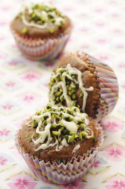 Cupcakes with chopped pistachios and white chocolate