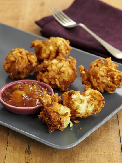 Onion bhajis with chutney (Indian onion fritters)