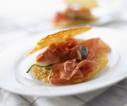Antipasto con cialde di parmigiano (Parmesan wafers with Parma ham and figs)