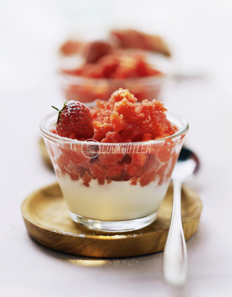 Strawberry granita with vanilla cream | preview