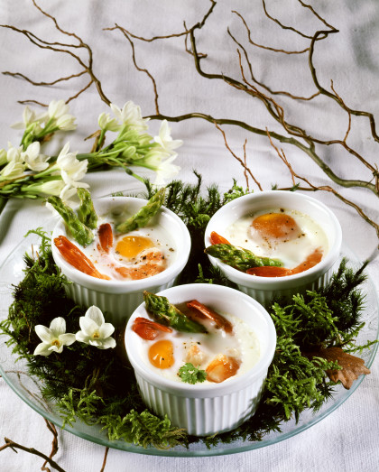 Coddled eggs with asparagus and shrimps (Oeufs cocotte)