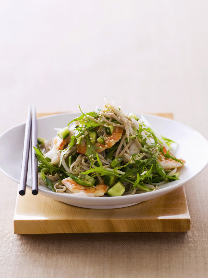 Noodle salad with king prawns and rocket (Japan)