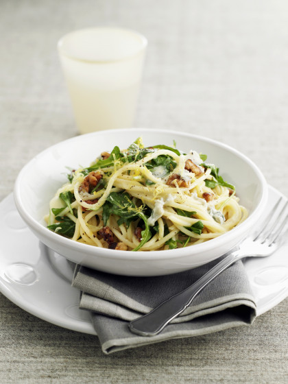 Linguine with blue cheese, rocket and walnuts
