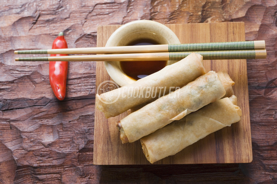 Spring rolls with soy sauce | preview