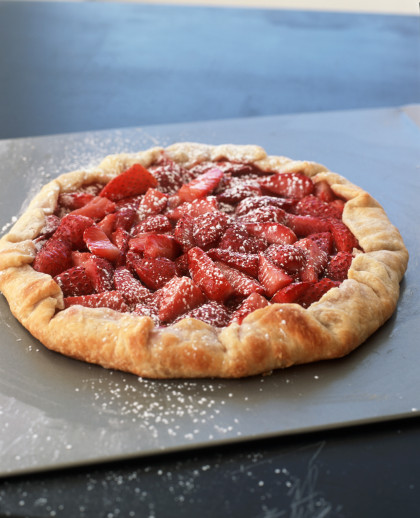 Strawberry tart dusted with icing sugar