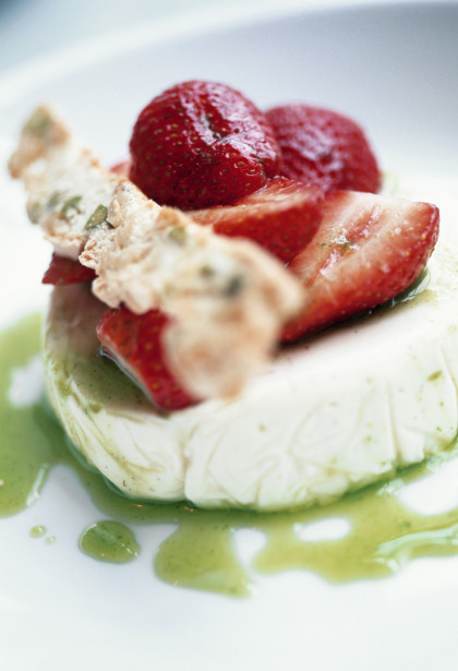 Strawberries on goats' cheese with kiwi sauce