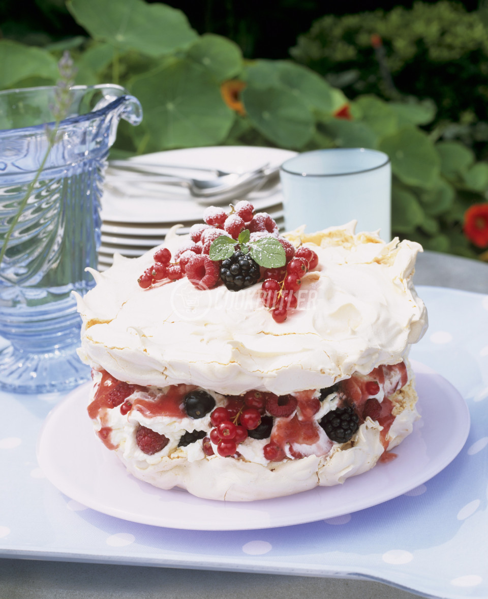 Pavlova with summer berries | zoom - preview