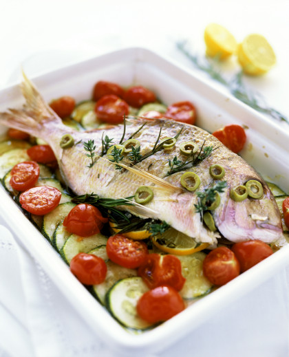 Mediterranean-style sea bream with tomatoes and courgettes (courgette)