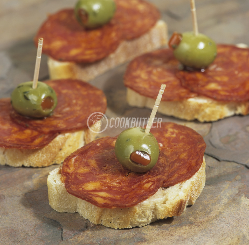 Canapés with organic chorizo and stuffed olives | preview