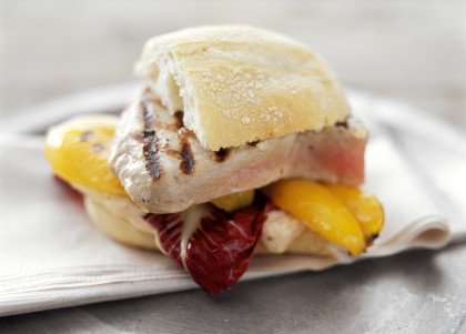 Panino con tonno arrostito (Ciabatta sandwich with grilled tuna and peppers)