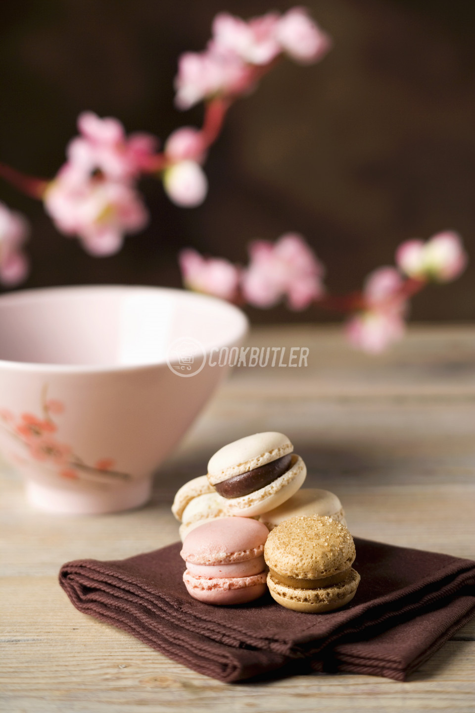 Luxemburgerli (Raspberry, chocolate and coffee macaroons) | preview