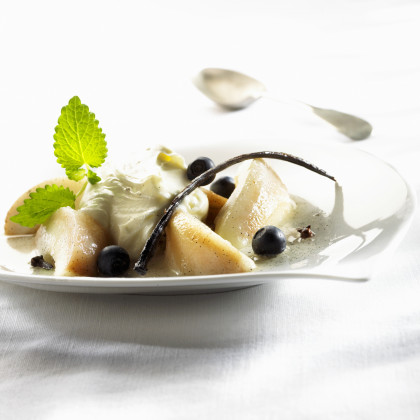 Vanille-mascarpone cream with pears and blueberries