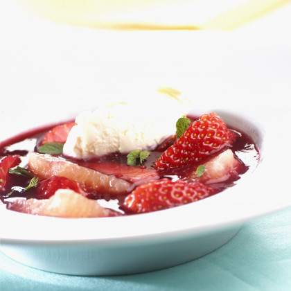 Strawberry soup with grapefruit, mint and cream