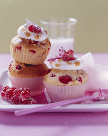 Redcurrant muffins with meringue topping