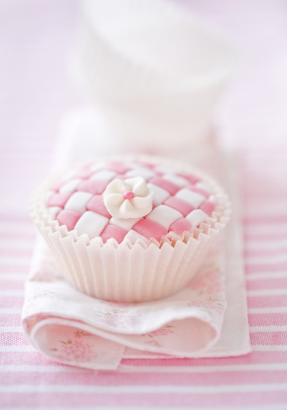 Cupcake in pink with checkerboard design