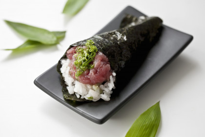 Tuna and negi sushi roll