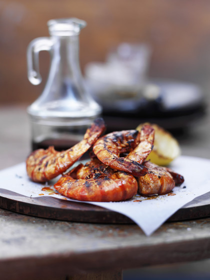 Grilled king prawns with garlic, pepper and lemon