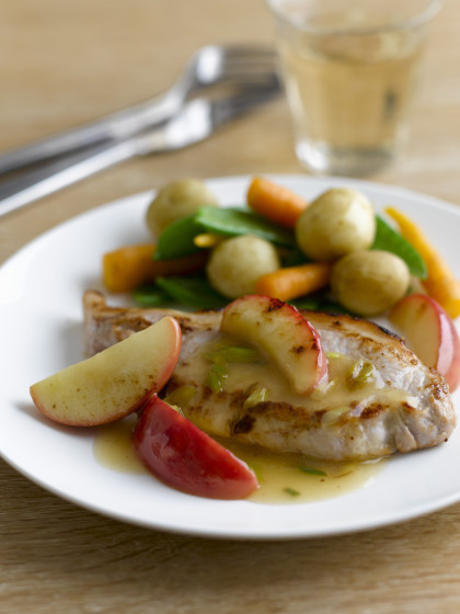Pork chops with vegetables and apples