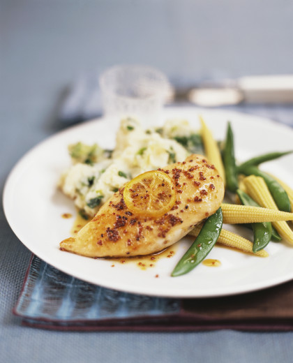Chicken breast with mustard sauce, mashed potatoes and vegetables