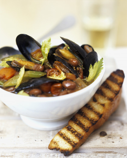 Minestra di fagioli e cozze (bean soup with mussels)