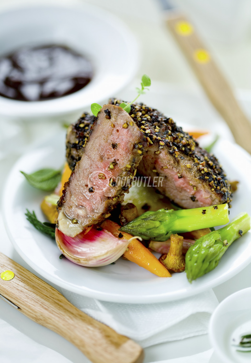 Grilled Argentinian fillet of beef with spring vegetables and chanterelle mushrooms | preview