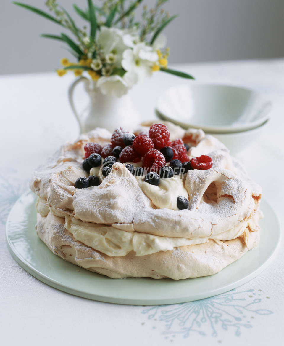 Pavlova with lemon cream and fresh berries | preview