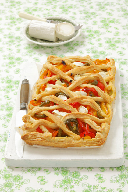 Puff pastry tart with peppers and goat's cheese