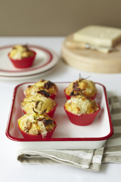 Spicy rosemary muffins with cheese