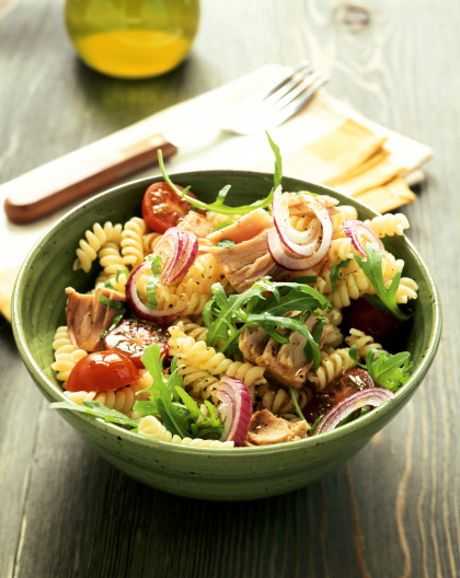 Pasta salad with tuna, rocket, onions and tomatoes