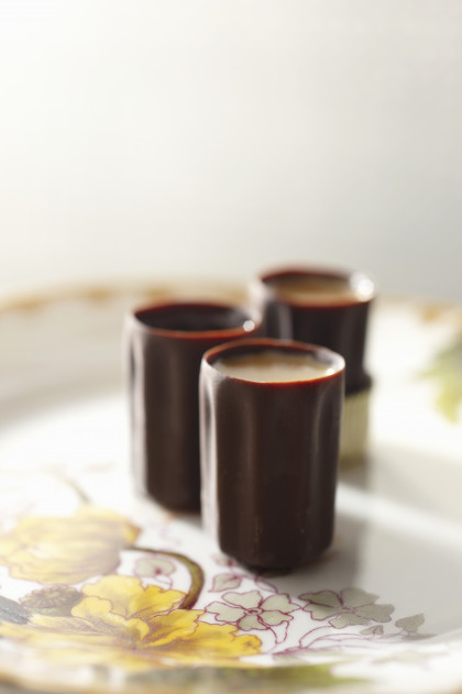 Liqueur in chocolate cups (low calorie)