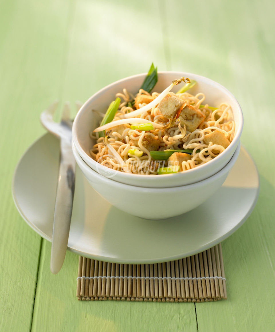 Tofu and noodle stir-fry with soya sprouts | preview