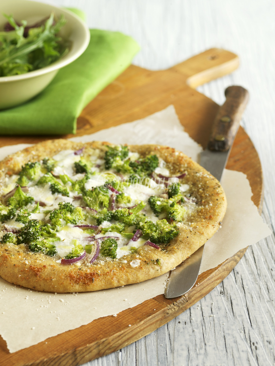 Pizza verde (Pizza with broccoli and onions) | preview