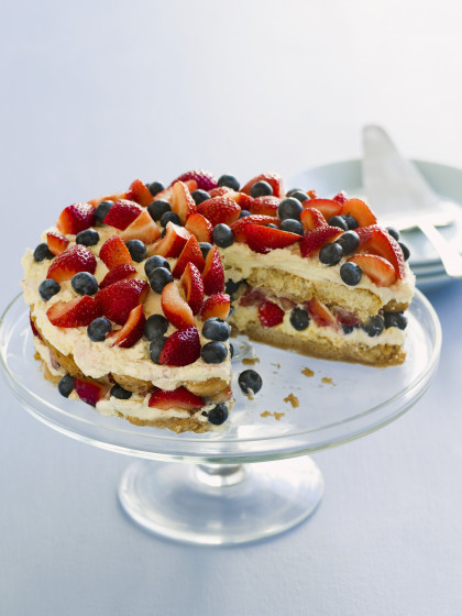 Tiramisu cake with berries