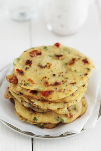 Dairy-free Semolina pancakes with wheat semolina, chickpea flour, tomatoes and chillis (India)