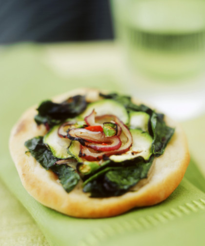 Mini pizzas with spinach and courgette