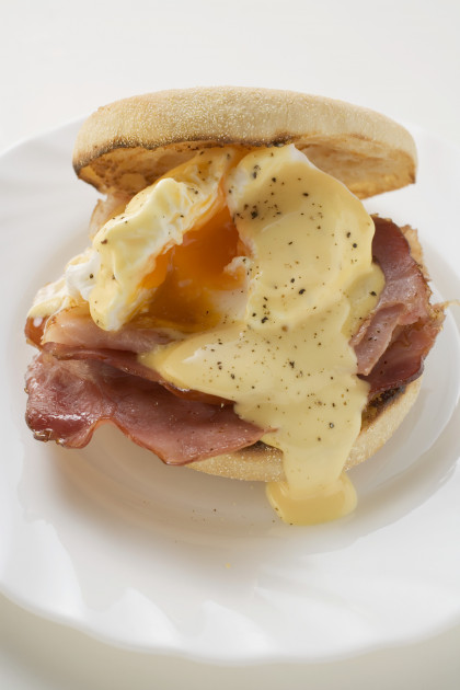 English muffin with poached egg, bacon and cheese sauce (USA)