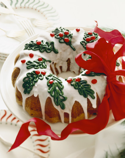 Christmas wreath cake with colourful glacé icing decorations