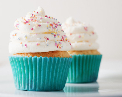 Cupcakes with cream cheese frosting and sugar sprinkles